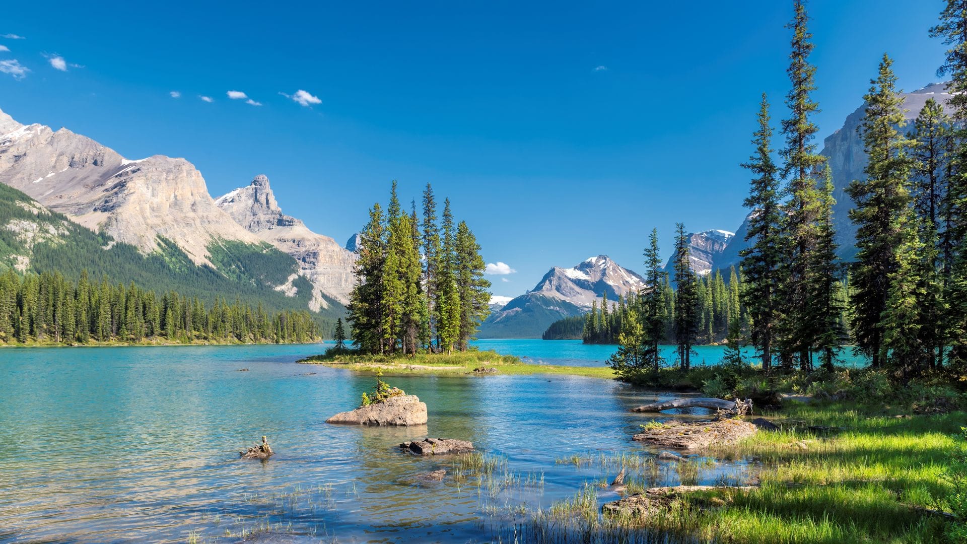 Magic Island in Kanada – ein atemberaubendes Naturparadies, präsentiert auf der Startseite von Reisen-Kanada, umgeben von klarem Wasser, üppigem Grün und beeindruckender Landschaft.