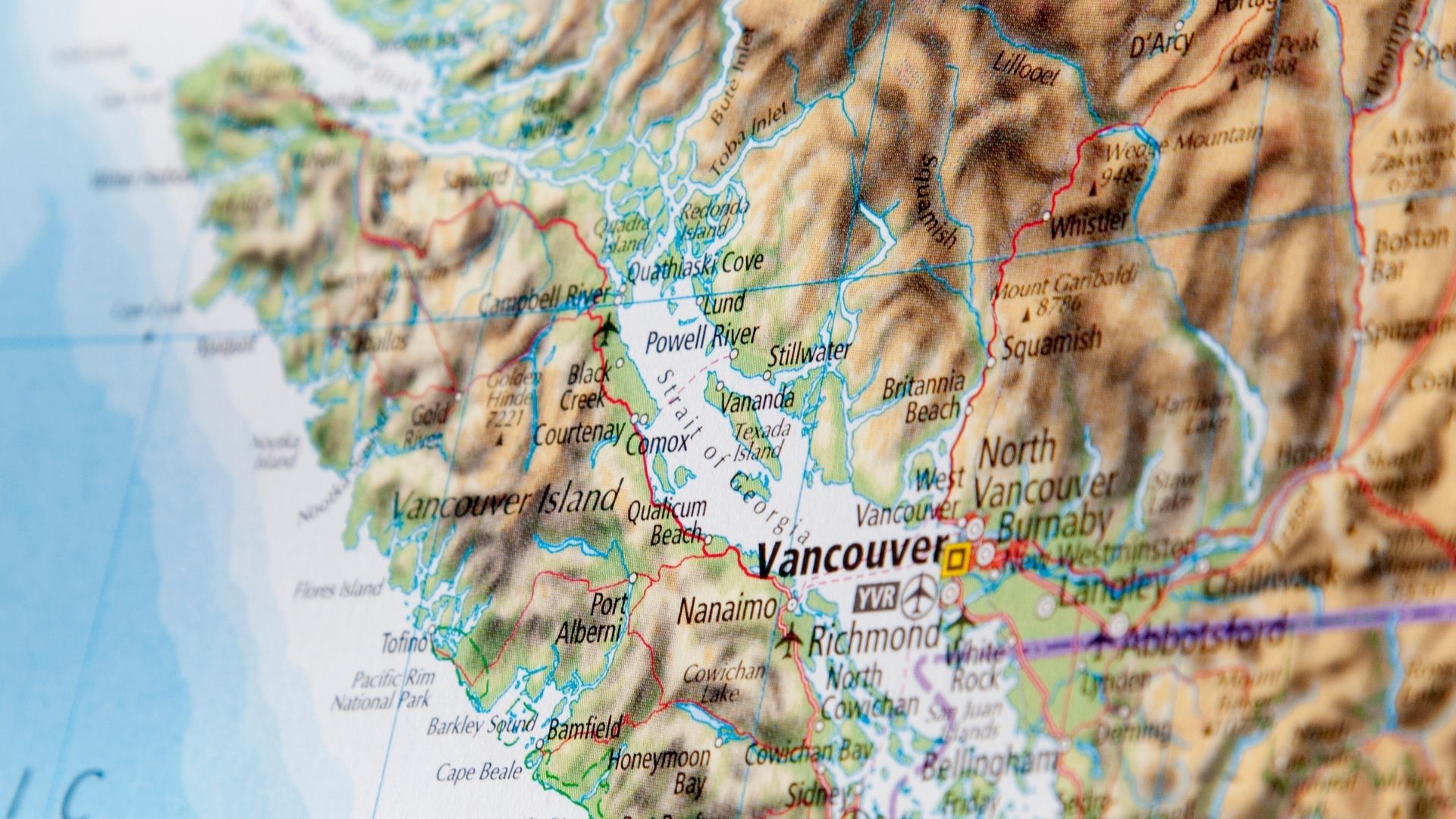 Erste Kanada-Route planen mit Karte und Landschaft