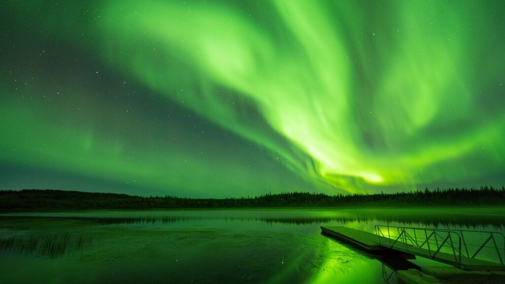 Yellowknife nennt sich nicht ohne Grund „Aurora Capital“. Die geographische Lage direkt unter dem Aurora Oval sorgt dafür, dass Besucher an über 240 Nächten im Jahr Nordlichter sehen können.