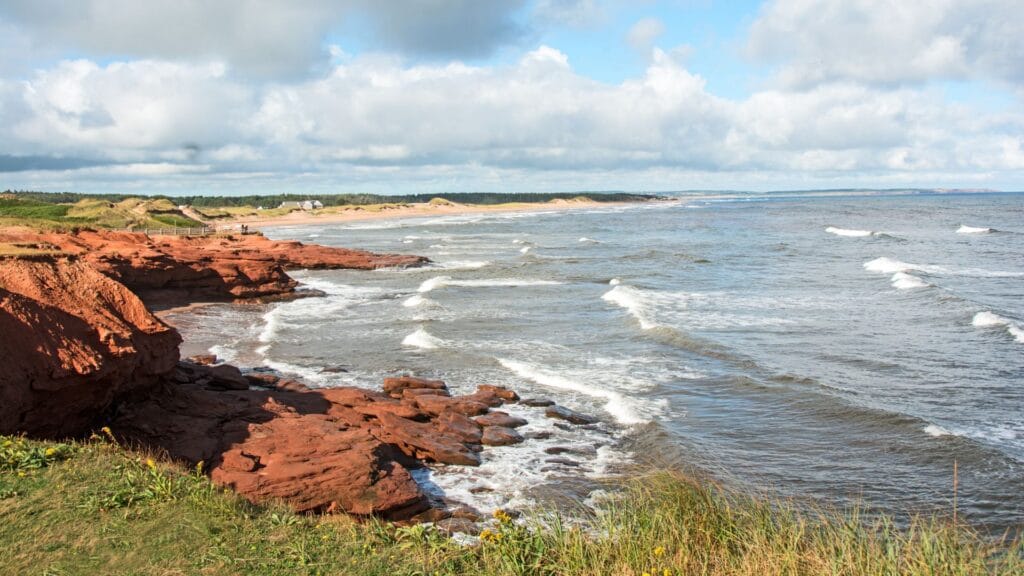 Küstenlandschaft von Prince Edward Island mit rotem Sandstrand