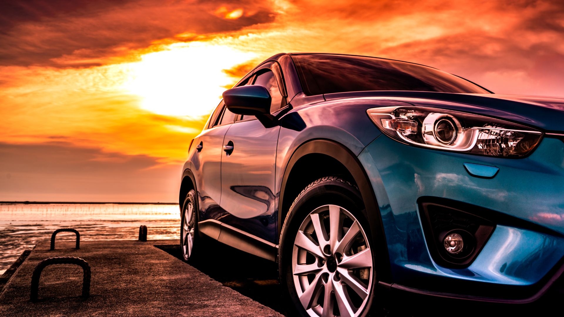 Mietwagen auf kanadischer Straße in weiter Landschaft