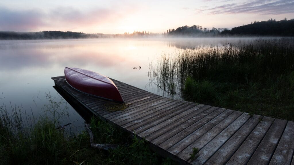 Landschaft im Riding Mountain National Park in Manitoba Kanada mit See und Wald