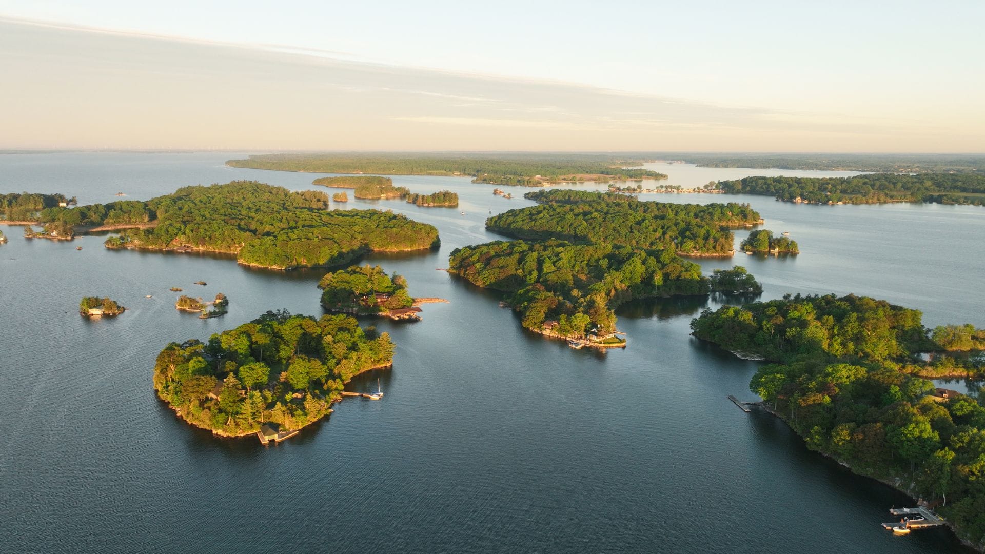 Nationalparks Zentral Kanada mit Seen, Wäldern und Kanufahrer