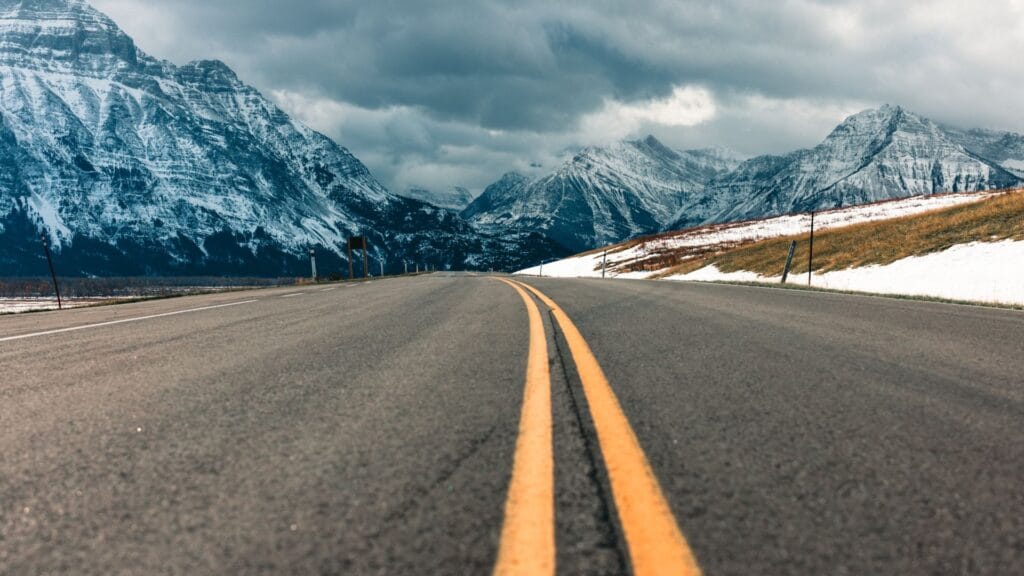 Unterwegs auf einer ruhigen Strasse durch einen kanadischen Nationalpark