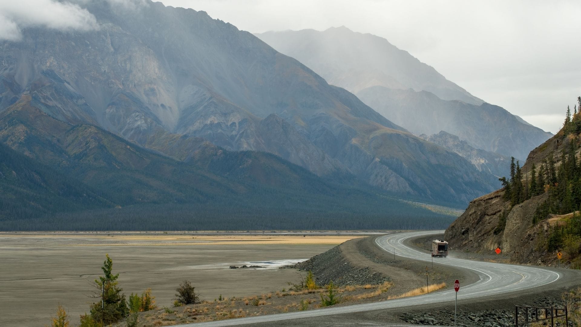 Mietwagen in Kanada auf einer Panoramastrasse durch die kanadische Wildnis