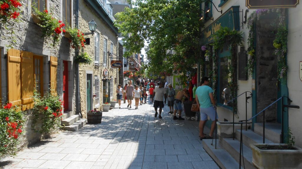 Québec City ist eine Ganzjahresstadt – im Winter magisch verschneit, im Sommer lebendig mediterran.