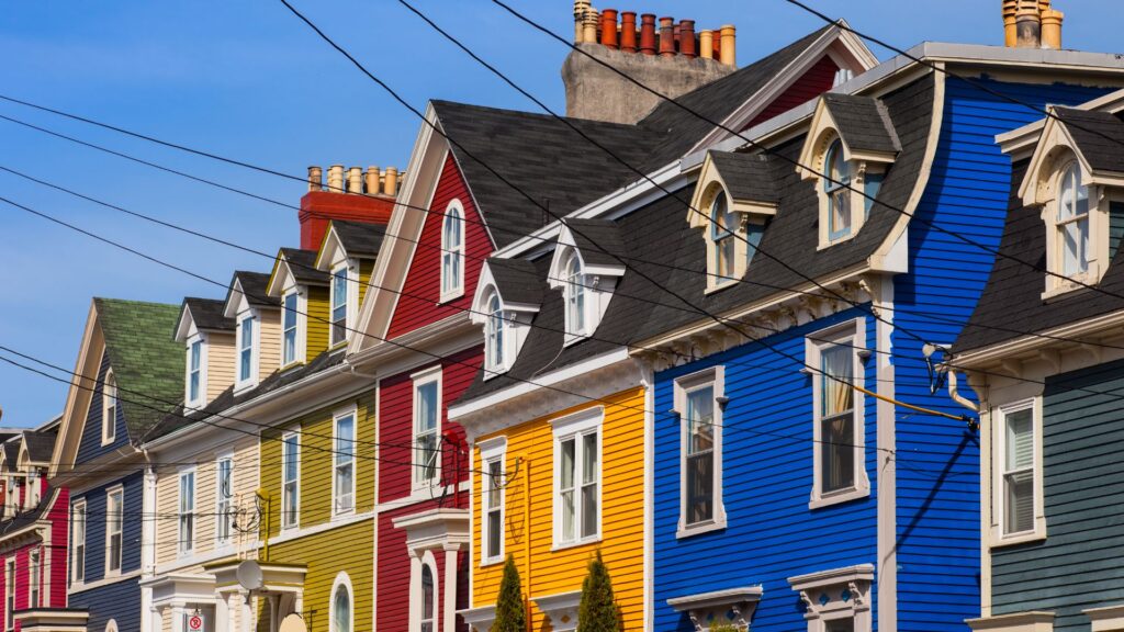 St. John’s ist bekannt für seine ikonische Skyline aus bunten Holzhäusern, schmalen Gassen und steilen Hügeln – mit atemberaubenden Ausblicken über den Atlantik.