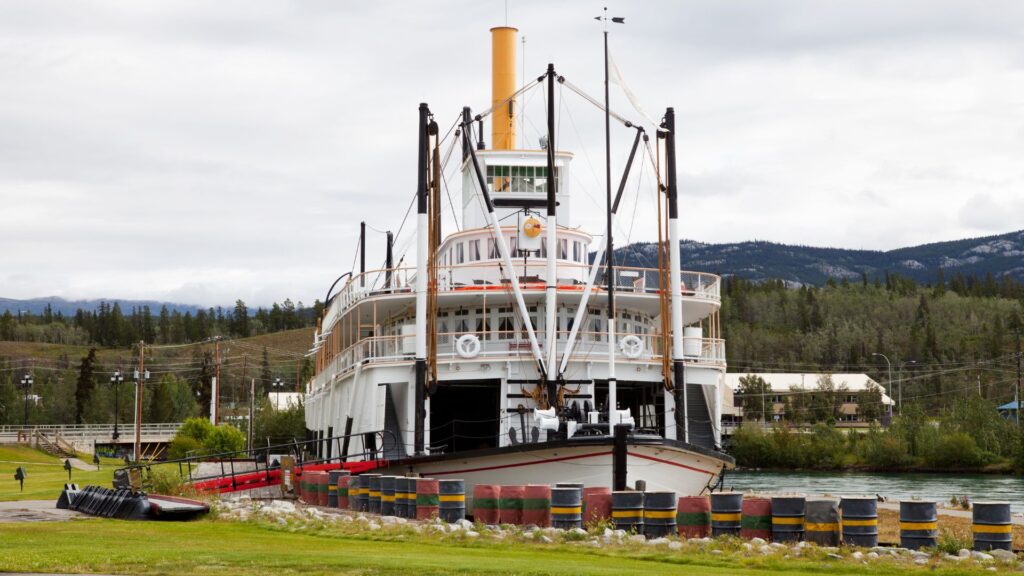 Whitehorse ist kompakt und lässt sich wunderbar zu Fuß erkunden – zwischen Natur, Geschichte und regionaler Kunst.