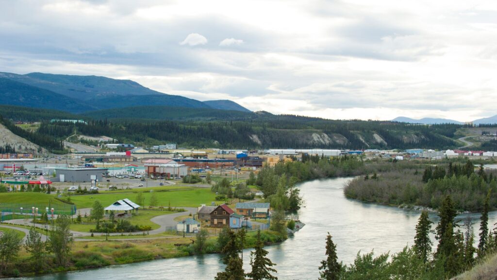 Whitehorse – Erlebe die Hauptstadt des Yukon: wilde Natur, Goldrauschgeschichte, Nordlichter und Outdoor-Abenteuer. Tipps zu Sehenswürdigkeiten, Aktivitäten, Flügen & Hotels.