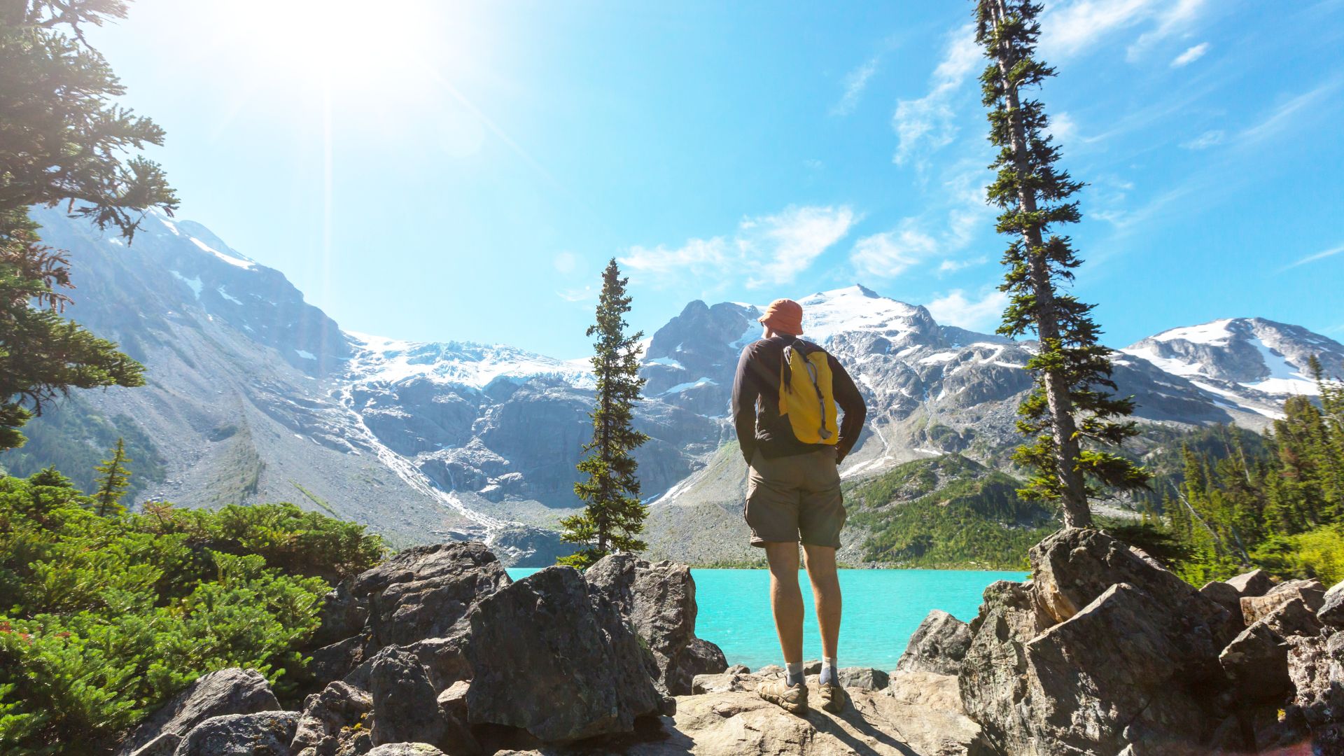 Wanderer geniesst die herrliche Aussicht in der Natur von Kanada