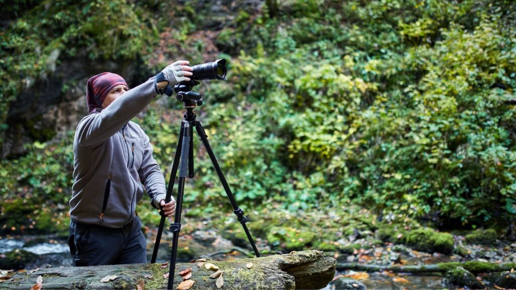 Fotograf im Bella Coola Valley mit Fluss und Bergen in British Columbia
