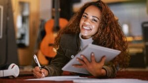 Frau mit Unterlagen macht sich Gedanken und Notizen für ihre Kanada Reise