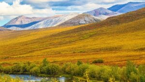 Tundra und Flusslandschaft im Vuntut National Park im Yukon