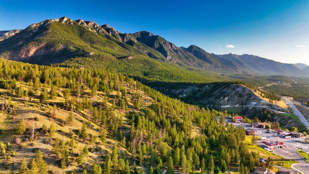 Radium Hot Springs in British Columbia zwischen Bergen