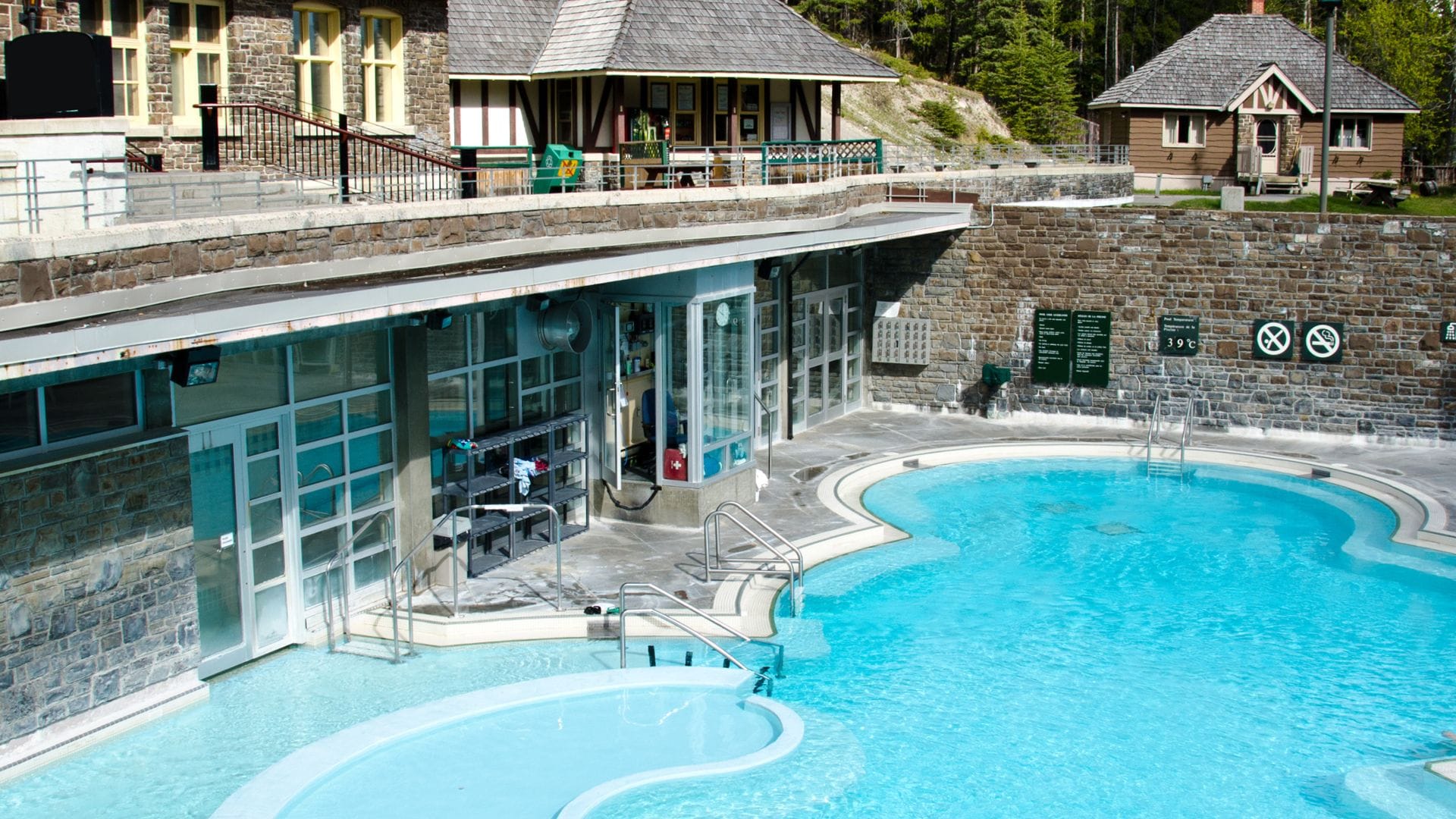Banff Upper Hot Springs mit Dampf und Bergblick