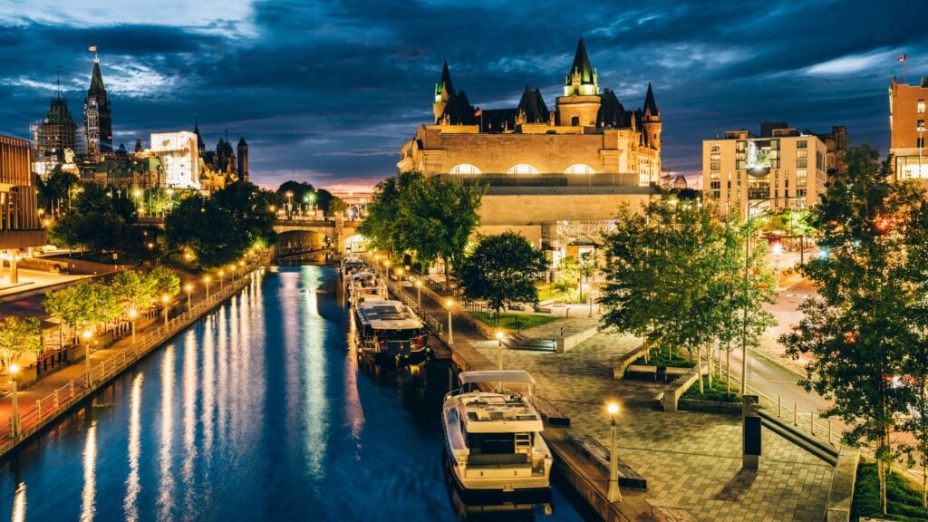 Rideau Canal in Ottawa Rideau Canal in Ottawa im Frühling mit Spazierweg